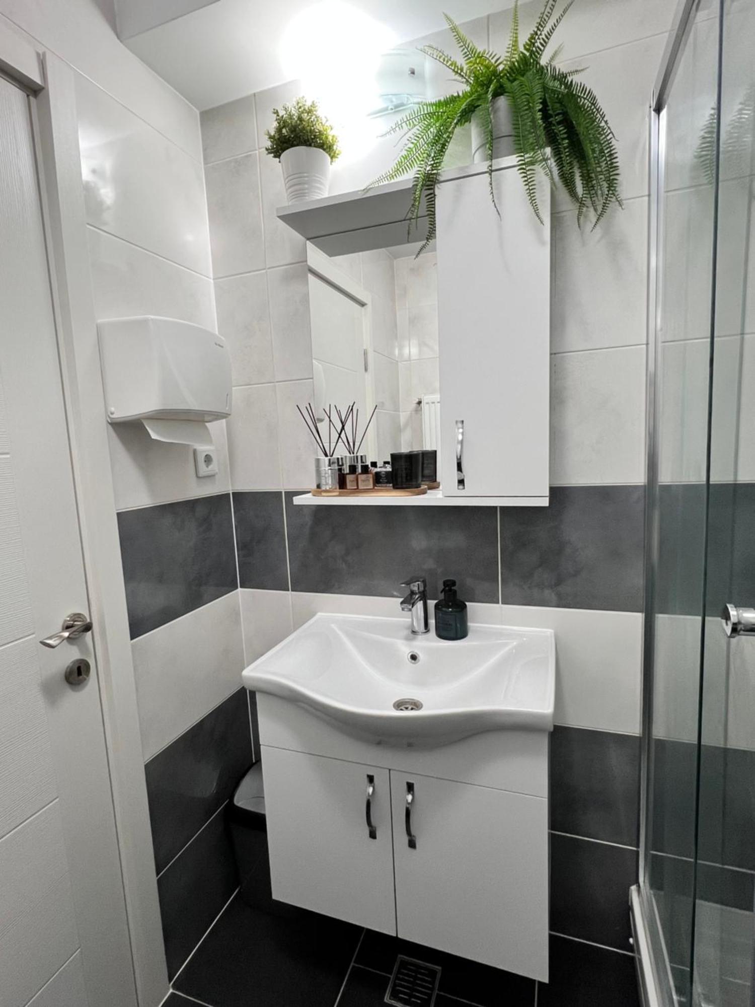 Sun Apartments Otopeni Luaran gambar